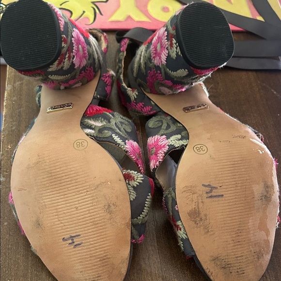 Topshop Embroidered Gray Sandals with Pink Accents - Picture 4 of 6